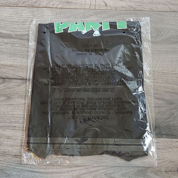 New With Tags Women's Black Yeti To Party Scoop Neck Short Sleeve Holiday Tee - Picture 6 of 8